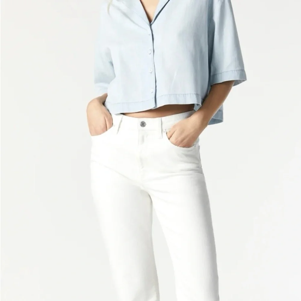 Mavi Berry Cropped Button Up Top - Picture 2 of 10